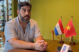 El secretario general del Partido Comunista de Paraguay, Najeeb Amado, en una entrevista con VNA con motivo del 30 aniversario del establecimiento de las relaciones diplomáticas con Vietnam (Foto: VNA)