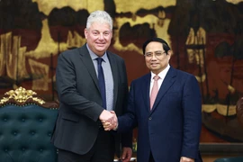 El primer ministro de Vietnam, Pham Minh Chinh, y el vicepresidente del gigante holandés de la industria de semiconductores ASML, Eduard Stiphout (Foto: VNA)