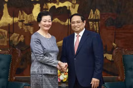 El primer ministro de Vietnam, Pham Minh Chinh, y la embajadora de Camboya, Chea Kimtha (Foto: VNA)