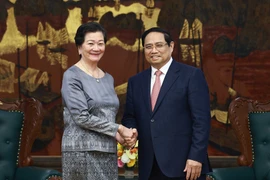 El primer ministro de Vietnam, Pham Minh Chinh, y la embajadora de Camboya, Chea Kimtha (Foto: VNA)