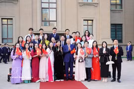 El encuentro entre el secretario general del Partido Comunista y presidente de Vietnam, To Lam, y la comunidad de compatriotas residentes en Beijing, China. (Foto: VNA)