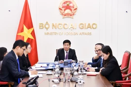 El viceministro vietnamita de Relaciones Exteriores Nguyen Manh Cuong (centro) en las conversaciones telefónicas con el subsecretario de Relaciones Exteriores de Filipinas para Política Leo Herrera-Lim. (Foto: Ministerio de Relaciones Exteriores)