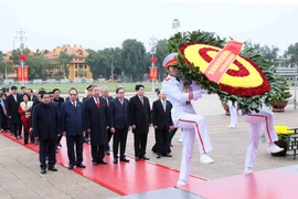 Dirigentes de Vietnam rinden tributo al Presidente Ho Chi Minh en el 80 aniversario de primeras elecciones generales (Foto: VNA)