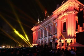 Espectáculo de luces en Gran Teatro de Hanoi. (Foto: VNA)