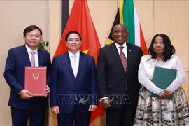 El primer ministro vietnamita, Pham Minh Chinh, y el presidente de Sudáfrica, Matamela Cyril Ramaphosa, en la ceremonia de la firma del Memorando de Entendimiento para la cooperación binacional en la agricultura. (Foto: VNA)