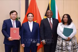 El primer ministro vietnamita, Pham Minh Chinh, y el presidente de Sudáfrica, Matamela Cyril Ramaphosa, en la ceremonia de la firma del Memorando de Entendimiento para la cooperación binacional en la agricultura. (Foto: VNA)