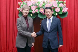 El general Luong Tam Quang, miembro del Buró Político del Partido Comunista de Vietnam (PCV) y ministro de Seguridad Pública, y Josephine Teo, ministra de Desarrollo Digital e Información de Singapur (Foto: VNA)