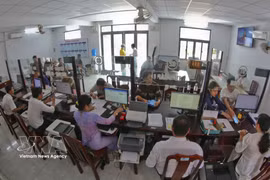 Habitantes realizan trámites administrativos en el Centro de Servicio Público de la comuna de Hoa Tien, en la ciudad de Can Tho. (Foto: VNA)