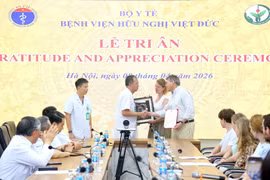 El director del Hospital de Amistad Viet Duc, Duong Duc Hung, agradece a familia de la jóven británica quien dona sus órganos para salvar la vida de tres pacientes vietnamitas en estado terminal. (Foto: chinhphu.vn)