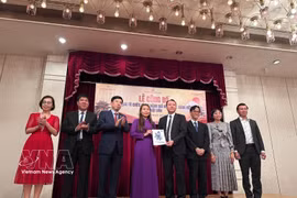 El rector de la Universidad Nacional de Educación de Hanoi, Nguyen Duc Son, entrega la decisión para el establecimiento del Consejo del Examen de Dominio del Idioma Vietnamita en Japón. (Foto: VNA)