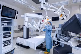 El Hospital FV, en Ciudad Ho Chi Minh, se equipa con el robot quirúrgico Da Vinci Xi, la generación de robótica para cirugía más avanzada del mundo. (Foto: VNA)