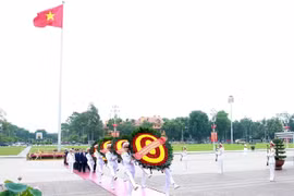 Dirigentes de Vietnam rinden homenaje al Presidente Ho Chi Minh en su mausoleo. (Foto: VNA)