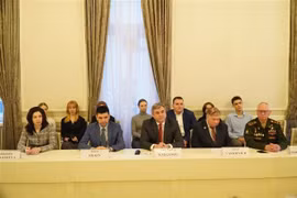 El subjefe del Comité de Relaciones Exteriores de San Petersburgo, Vyacheslav Kalganov, (centro) en el seminario. (Foto: VNA)