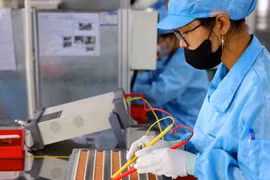 Foto ilustrativa: Producción de componentes electrónicos. (Fuente: VNA)