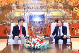 El subsecretario del Comité del Partido y presidente del Comité Popular de Hanoi, Vu Dai Thang, y el gobernador de la prefectura japonesa de Yamanashi, Nagasaki Kotaro. (Foto: VNA)