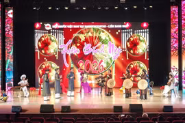 En la ciudad rusa de Ufa, la Asociación local de vietnamitas celebró el Tet con un vibrante evento cultural que reunió a unos 400 participantes. (Foto: VNA)