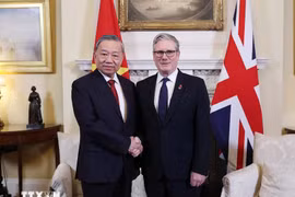 El secretario general del Partido Comunista de Vietnam, To Lam, y el primer ministro británico, Keir Starmer. (Foto: VNA)