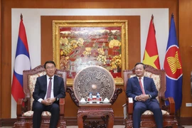 El embajador de Vietnam en Laos, Nguyen Minh Tam, recibe al miembro del Comité Central del Partido Popular Revolucionario de Laos (PPRL) y jefe de su Departamento de Relaciones Exteriores, Bounleua Phandanouvong. (Foto: VNA)
