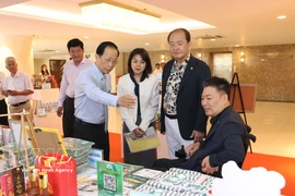 Representantes de la provincia sureña vietnamita de Vinh Long presentan productos típicos locales en Corea del Sur. (Foto: VNA)
