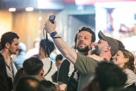 Extranjeros disfrutan la vibrante llegada de 2026 en la capital vietnamita (Foto: VNA)