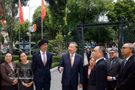 El secretario general del Partido Comunista y presidente de Vietnam, To Lam, recibe a embajadores y encargados de negocios de los países miembros de la ASEAN acreditados en Hanoi. (Foto: VNA)