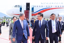 El ministro de Industria y Comercio de Vietnam, Le Manh Hung, recibe al primer ministro de Camboya, Samdech Moha Borvor Thipadei Hun Manet, en el aeropuerto. (Foto: VNA)