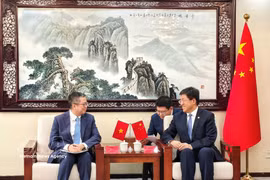 El embajador de Vietnam en China, Pham Thanh Binh, (izquierda) en un encuentro con el primer secretario del Comité Central de la Liga de la Juventud Comunista de China (CYLC), A Dong. (Foto: VNA)