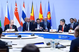 El presidente ruso, Vladímir Putin, el primer ministro de Vietnam, Le Minh Hung, y otros líderes de la Asociación de Naciones del Sudeste Asiático (ASEAN) en la sesión plenaria. (Foto: VNA)