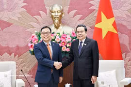El presidente de la Asamblea Nacional de Vietnam, Tran Thanh Man, recibe al embajador surcoreano Choi Young Sam. (Foto: VNA)