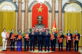 El Secretario General del Partido y Presidente de Vietnam, To Lam, entrega las decisiones de nombramiento a seis viceprimeros ministros y a los ministros de Seguridad Pública y de Relaciones Exteriores. (Foto: VNA)