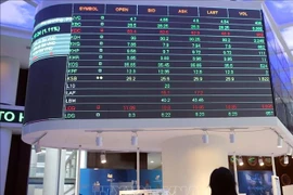 Inversores siguen las fluctuaciones del mercado de valores. Foto de archivo - ilustración: VNA