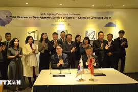 El viceministro del Interior de Vietnam, Vu Chien Thang, presencia la firma del Acuerdo de Compromiso de Servicio entre HRD Korea y el Centro de Trabajo en el Extranjero. (Foto: VNA)