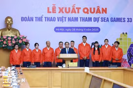 El primer ministro de Vietnam, Pham Minh Chinh, con representantes de la delegación nacional que participa en los SEA Games 33. (Foto: VNA)