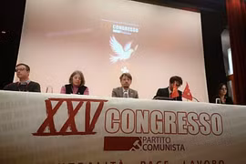 El secretario general del Partido Comunista Suizo, Massimiliano Ay (centro) en el Congreso del Partido Comunista Suizo (Foto: VNA)