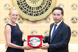El presidente del Comité Popular de la ciudad de Da Nang, Pham Duc An (derecha), recibe y obsequia regalo de cortesía a la nueva Cónsul General de Italia en Ciudad Ho Chi Minh, Alessandra Tognonato, con motivo de su visita a la ciudad. (Foto: Vietnam+)