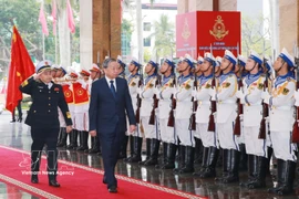 El secretario general del Partido Comunista de Vietnam, To Lam, pasa revista a la guardia de honor de la Armada Popular de Vietnam en la ceremonia celebrada en la ciudad de Hai Phong el 28 de febrero. (Foto: VNA)