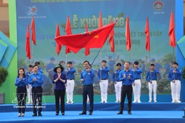 La viceprimera ministra Pham Thi Thanh Tra (al frente, tercera desde la izquierda) y representantes del Comité Central de la Unión de Jóvenes Comunistas Ho Chi Minh en el lanzamiento del Mes de la Juventud y el festival de plantación de árboles de primavera 2026 el 28 de febrero (Foto: VNA)