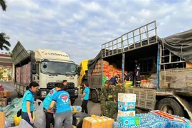 La provincia norteña de Quang Ninh envió de manera urgente cerca de 45 toneladas de productos de primera necesidad, valoradas en más de 78 mil dólares a la provincia central de Lam Don. (Foto: VNA)
