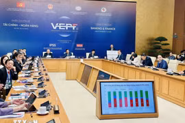 La sesión sobre cómo movilizar y utilizar eficazmente los recursos financieros para el crecimiento en el período 2026-2030. (Foto: VNA)