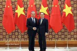 El miembro del Buró Político y ministro de Relaciones Exteriores de Vietnam, Le Hoai Trung, (derecha) y su homólogo chino Wang Yi. (Foto: VNA)