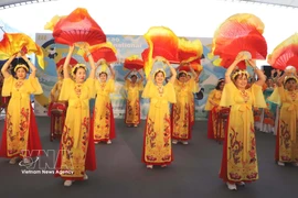 Vietnam impresiona en el Carnaval Internacional de Macao con danzas tradicionales y trajes típicos (Foto: VNA)