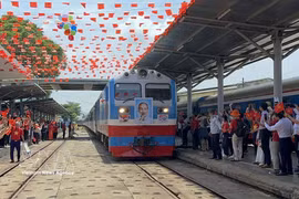 El tren "Thong Nhat" SE4 llega a Da Nang en el día conmemorativo de la Victoria del 30 de abril. Foto ilustrativa: VNA