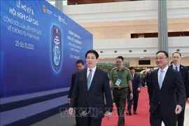El Presidente de Vietnam, luong Cuong, inspecciona los preparativos y el ensayo general de la Ceremonia de Apertura para la Firma de la Convención de Hanoi. (Foto: VNA)