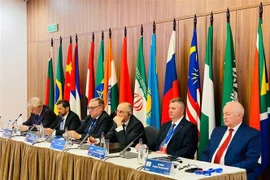 Principales oradores en la conferencia. (Foto: VNA)