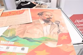 En el espacio expositivo conjunto de Granma y Nhan Dan, se presentan al público numerosas publicaciones sobre la historia de Vietnam y el presidente Ho Chi Minh. (Foto: VNA)