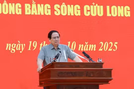 El primer ministro Pham Minh Chinh preside una conferencia sobre el progreso de los proyectos de autopistas en la región del Delta del Mekong. (Foto: VNA)