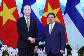 El primer ministro de Vietnam, Pham Minh Chinh, se reúne con el presidente del Parlamento de Finlandia, Jussi Halla-aho, en Hanoi. (Foto: VNA)