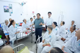 El primer ministro de Vietnam, Pham Minh Chinh, con pacientes en Hospital de Oncología de Can Tho. (Foto: VNA)