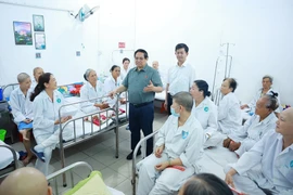 El primer ministro de Vietnam, Pham Minh Chinh, con pacientes en Hospital de Oncología de Can Tho. (Foto: VNA)