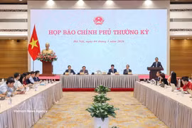 La rueda de prensa ordinaria del Ejecutivo correspondiente a abril de 2026, celebrada el 4 de mayo en Hanoi (Foto: VNA)